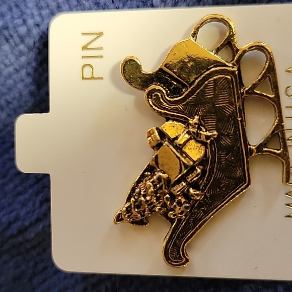 Christmas sleigh pin - Picture 2 of 3